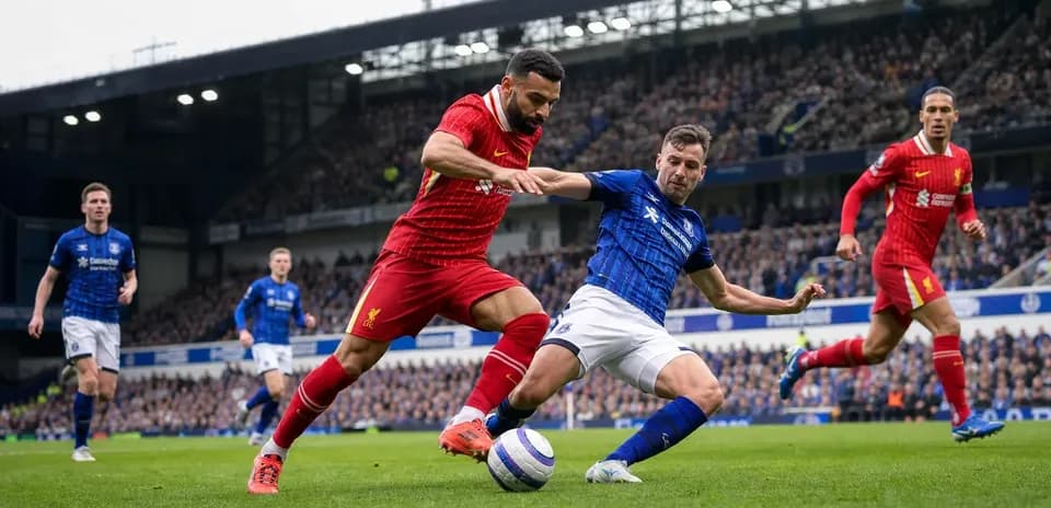 Joueurs de Liverpool et Everton en compétition pour le ballon
