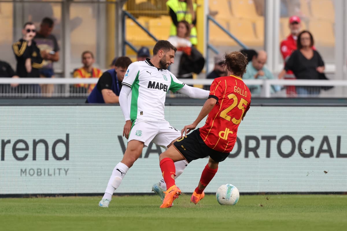 Un joueur de Sassuolo contre un joueur de Lecce