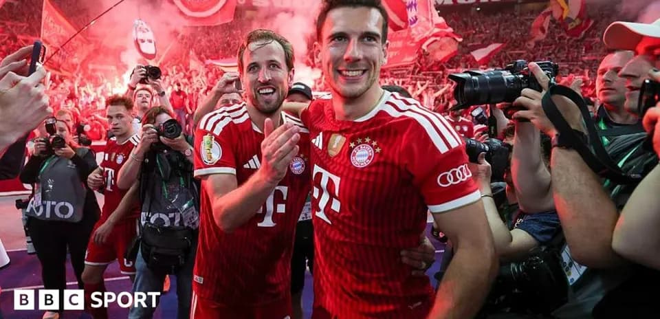 Joueurs de Bayern célébrant avec des fans en arrière-plan