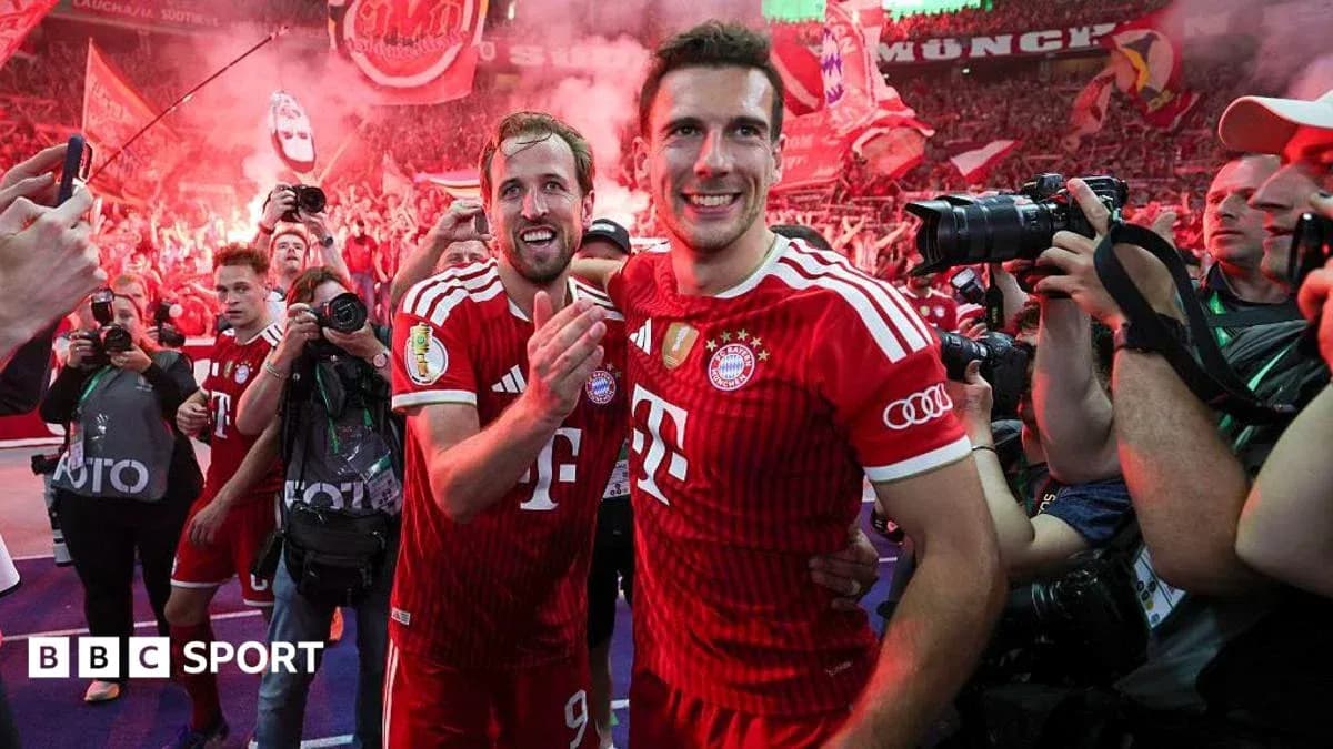 Joueurs de Bayern célébrant avec des fans en arrière-plan