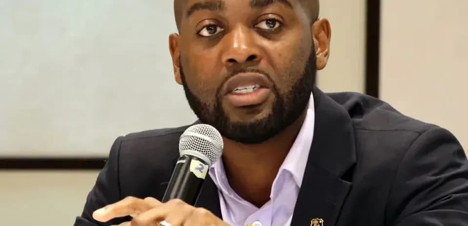 Homme parlant avec un microphone lors d'une conférence