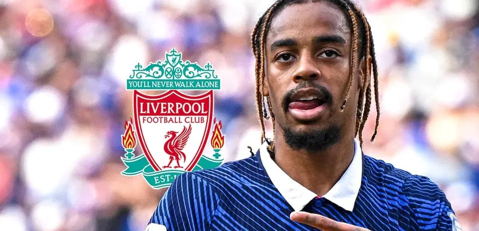Joueur de Liverpool célébrant avec le logo du club