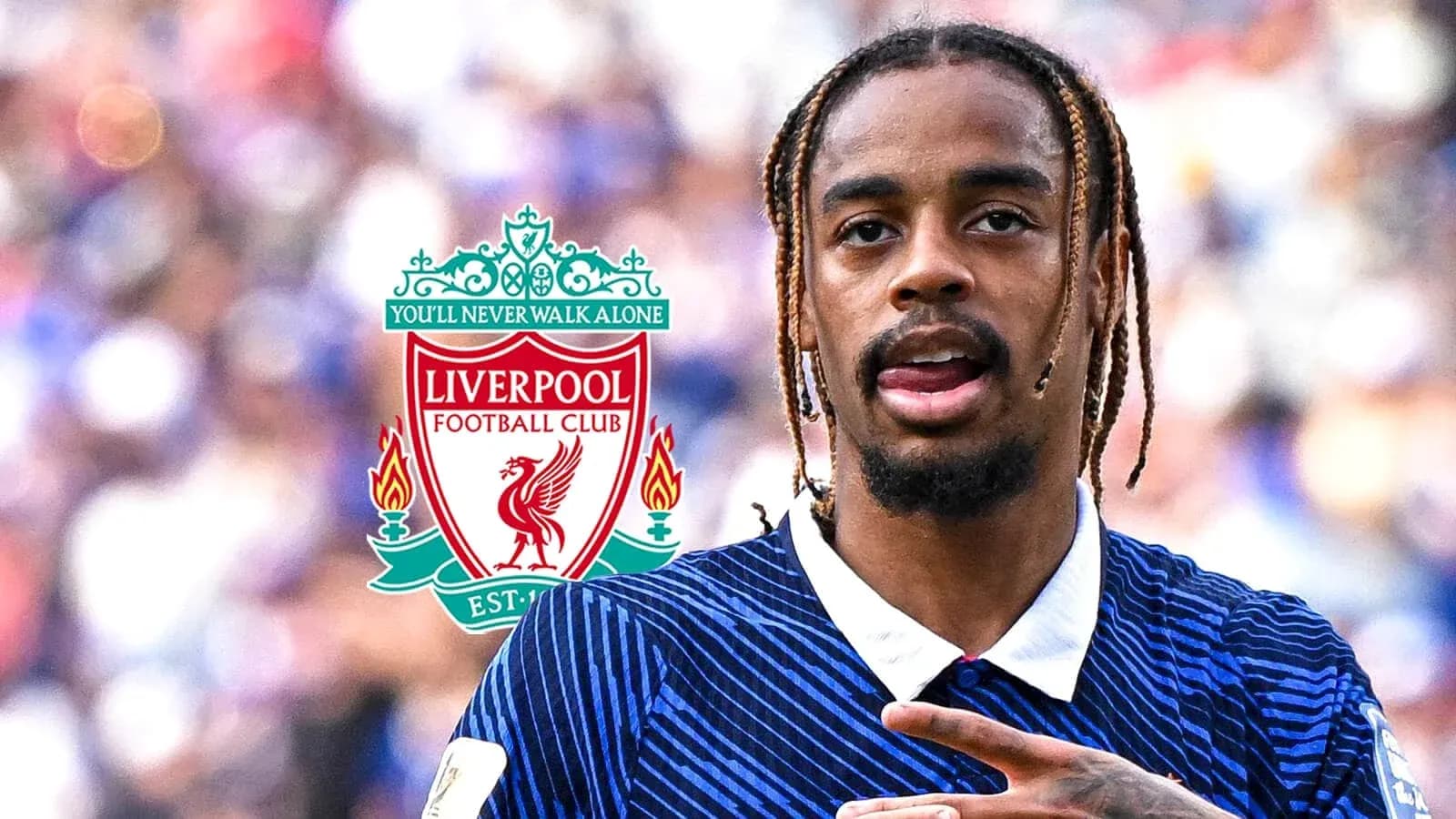 Joueur de Liverpool célébrant avec le logo du club