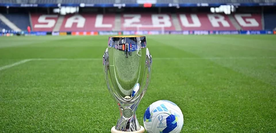 Trophée de football et ballon sur terrain à Salzbourg