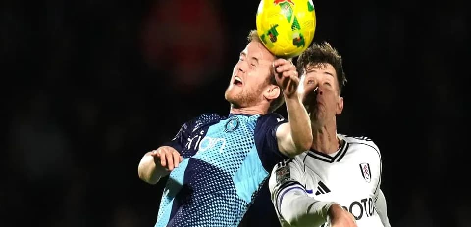 Deux joueurs se disputant le ballon pendant le match