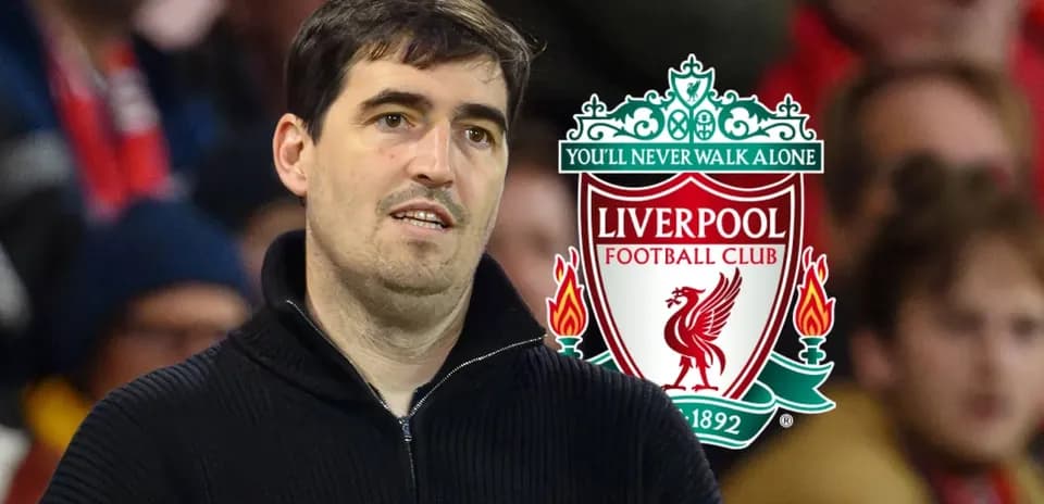 Homme observant le match avec logo de Liverpool en arrière-plan