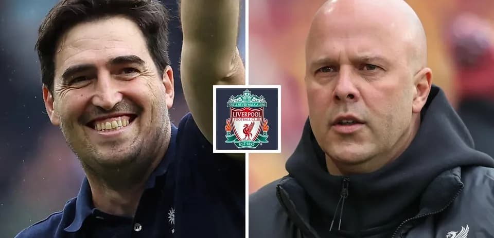 Deux entraîneurs de football avec le logo de Liverpool
