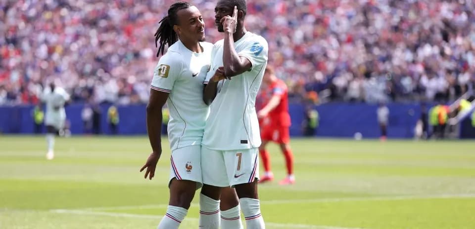 Deux joueurs de l'équipe de France célébrant un but