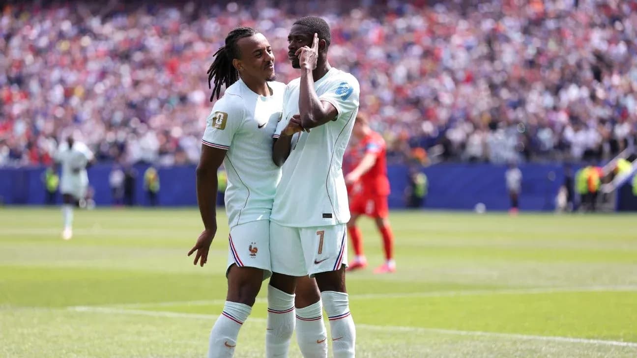 Deux joueurs de l'équipe de France célébrant un but