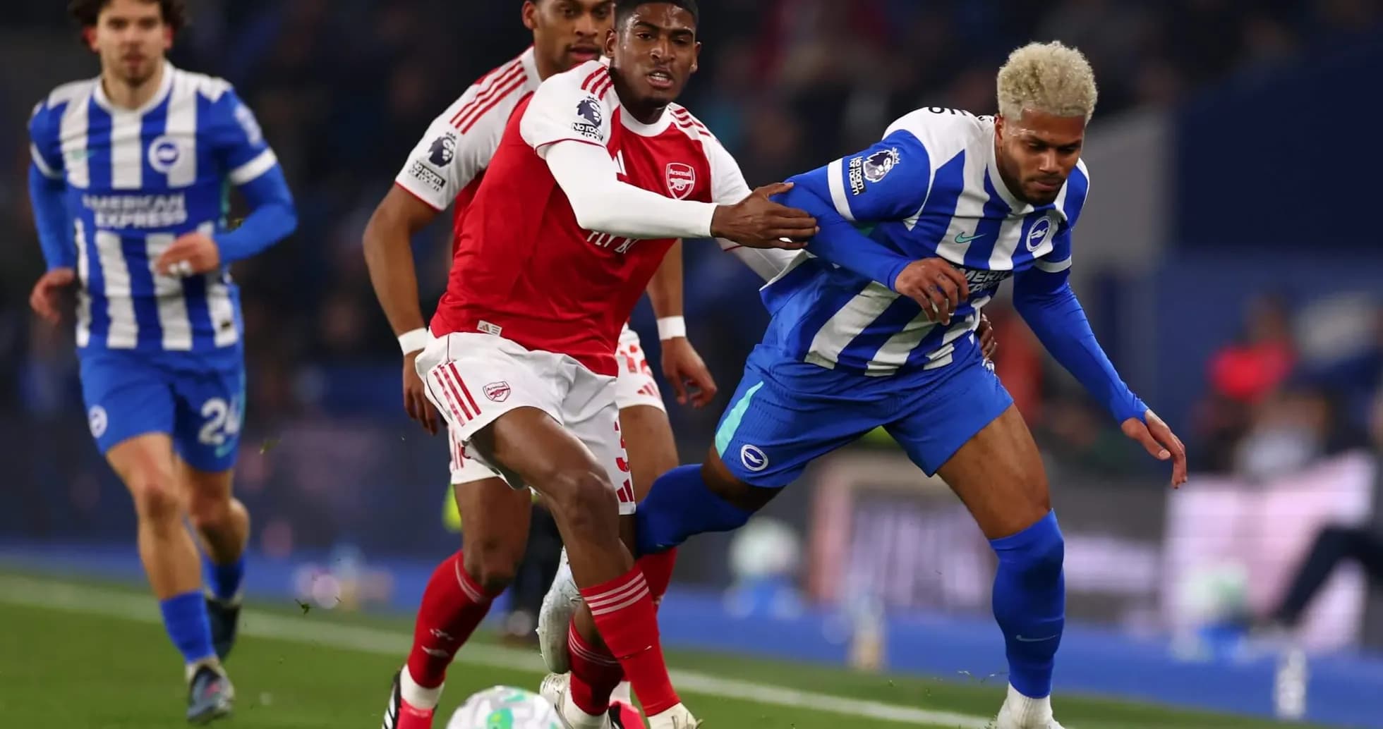 Joueurs d'Arsenal et Brighton en action