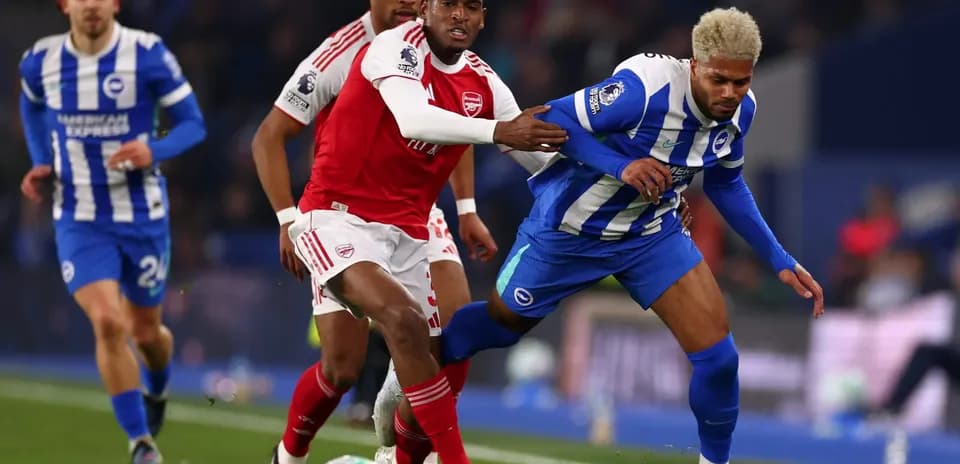 Joueurs d'Arsenal et Brighton en action