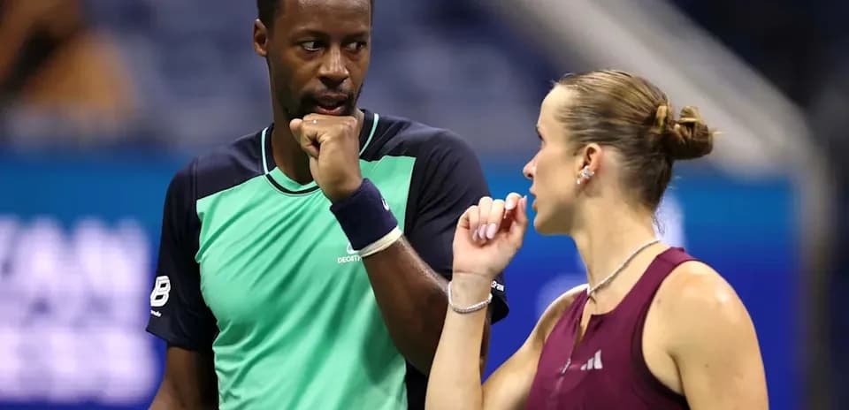Joueurs discutant pendant un match de tennis