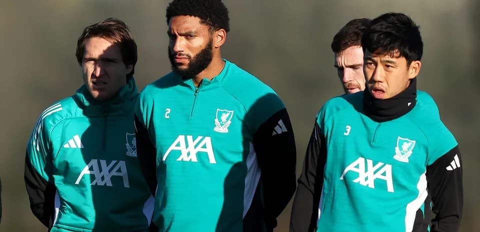 Joueurs de Liverpool en entraînement sur le terrain