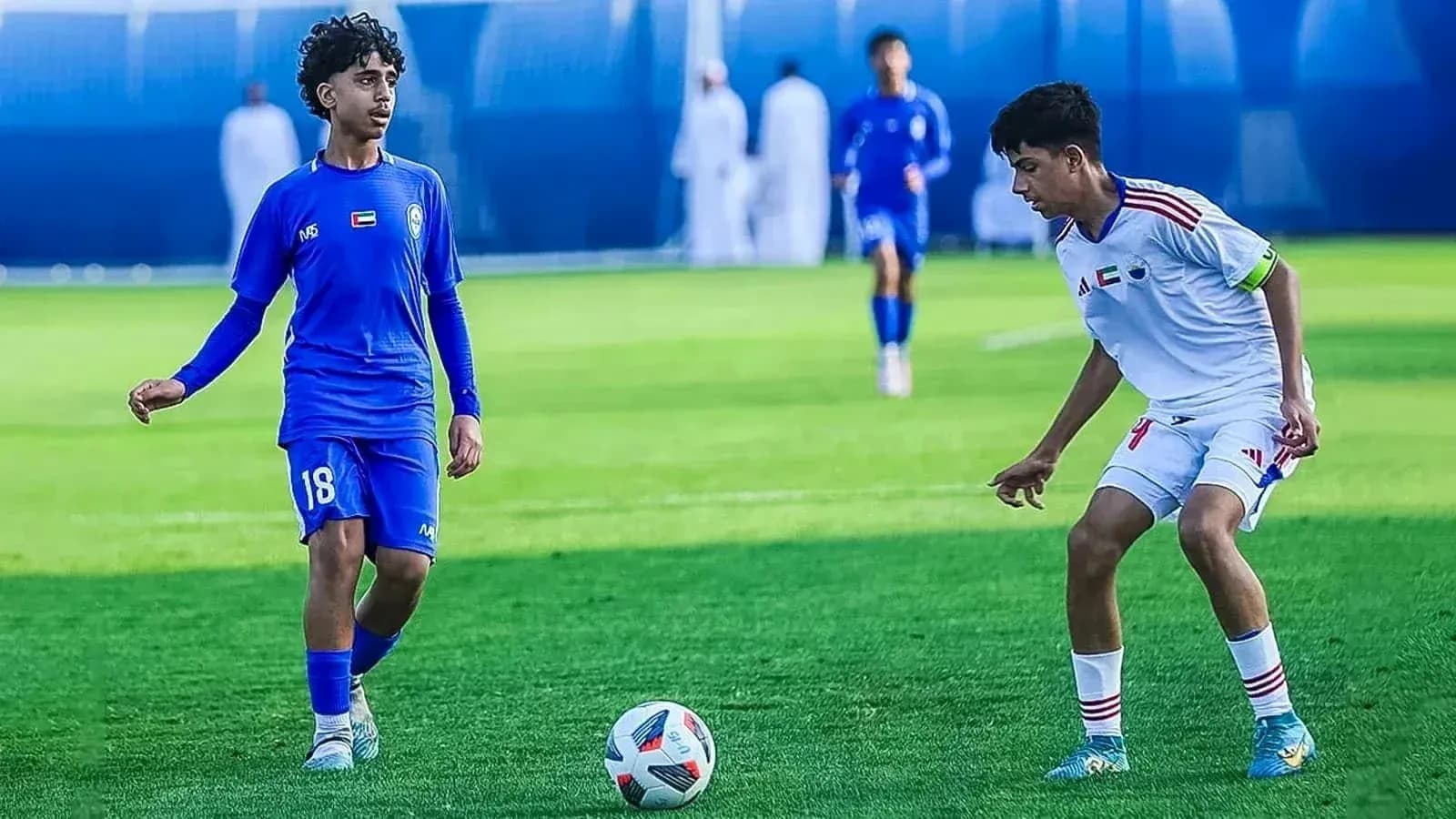 Deux joueurs en action sur le terrain de football