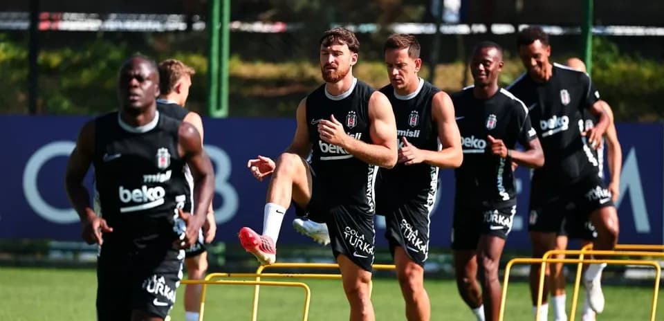Joueurs de Beşiktaş s'entraînant sur le terrain