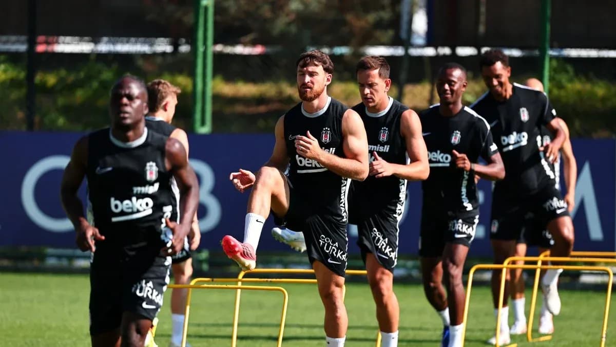 Joueurs de Beşiktaş s'entraînant sur le terrain