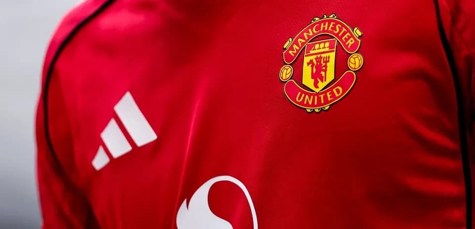 Logo de Manchester United sur maillot rouge