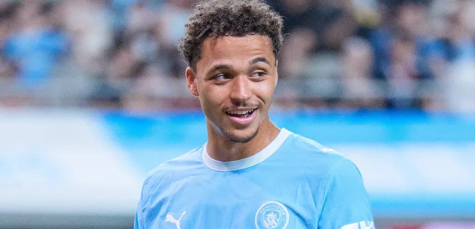 Joueur de Manchester City souriant sur le terrain