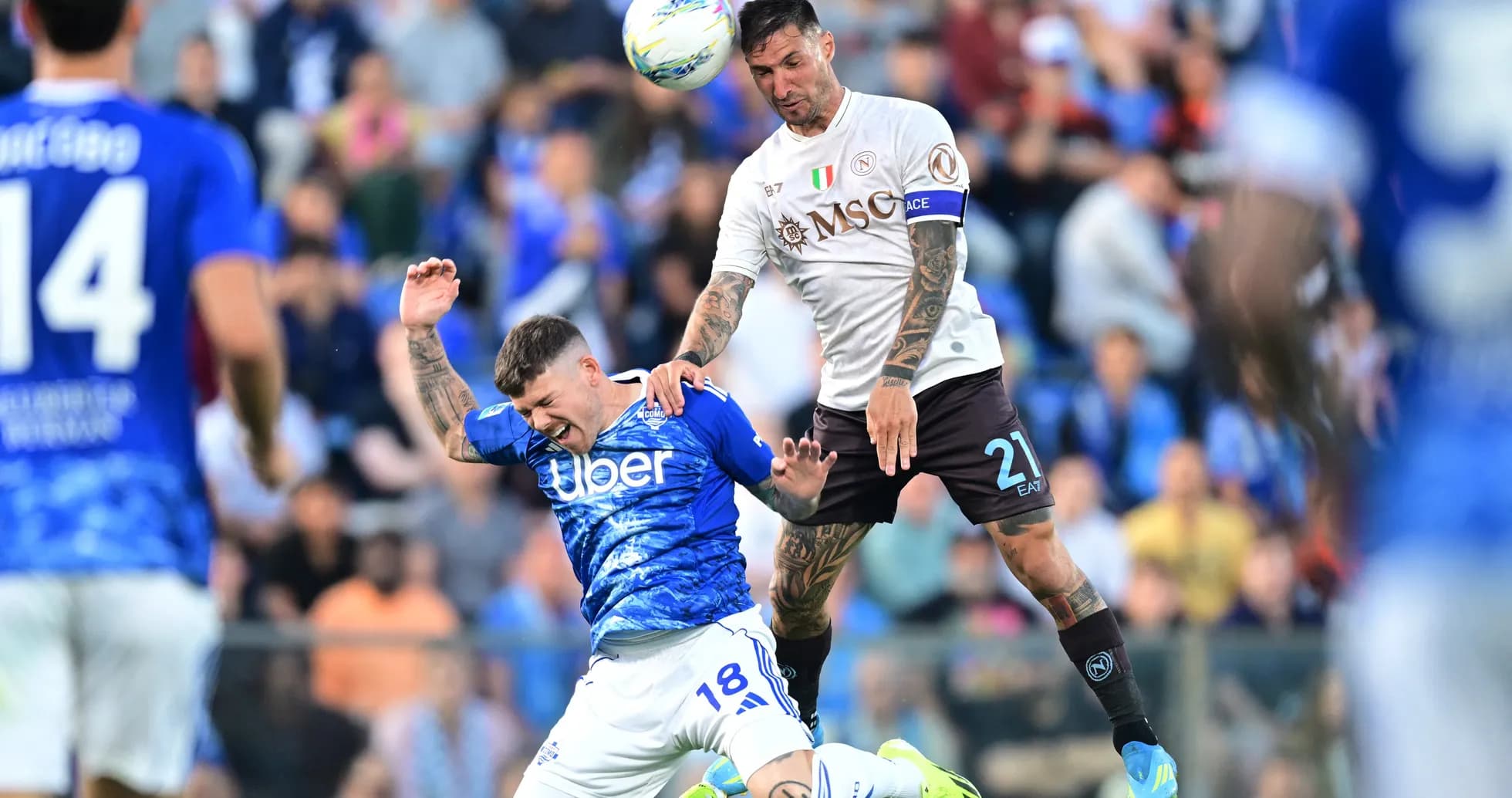Un joueur de Naples s'apprête à frapper le ballon