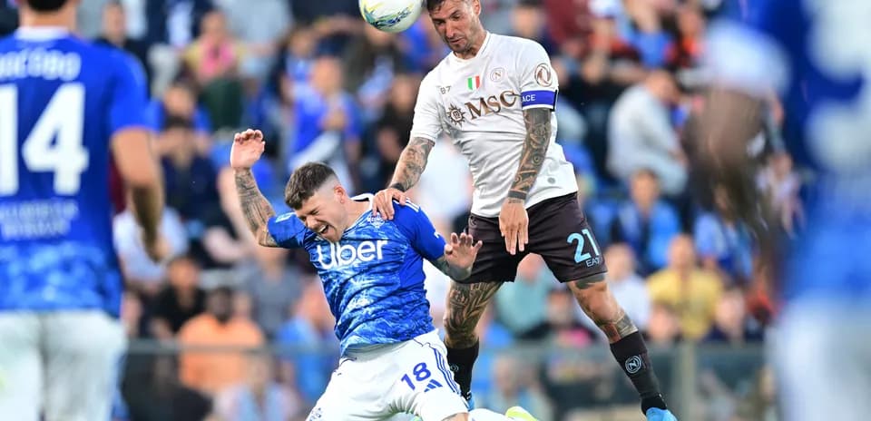 Un joueur de Naples s'apprête à frapper le ballon