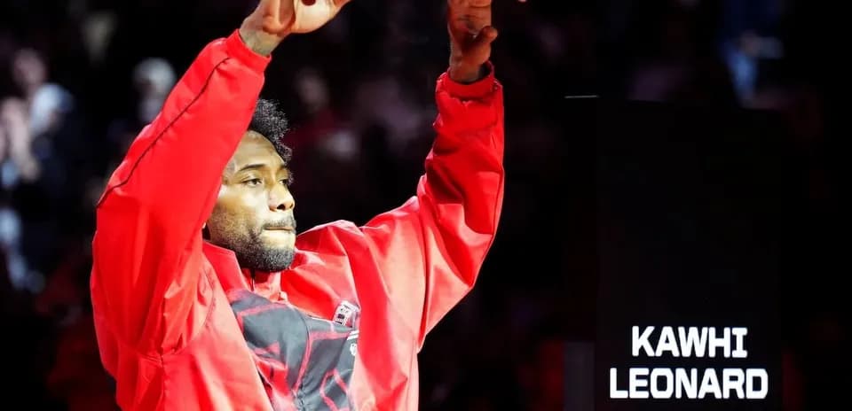 Kawhi Leonard saluant les fans avant le match