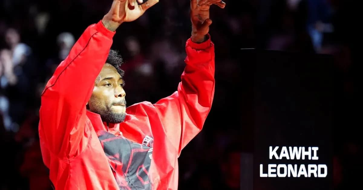 Kawhi Leonard saluant les fans avant le match