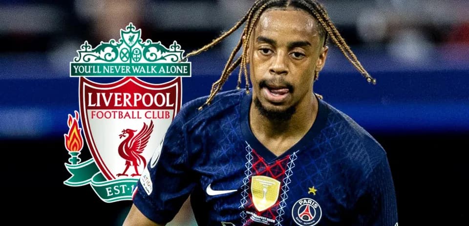 Joueur de Paris SG en action avec logo Liverpool