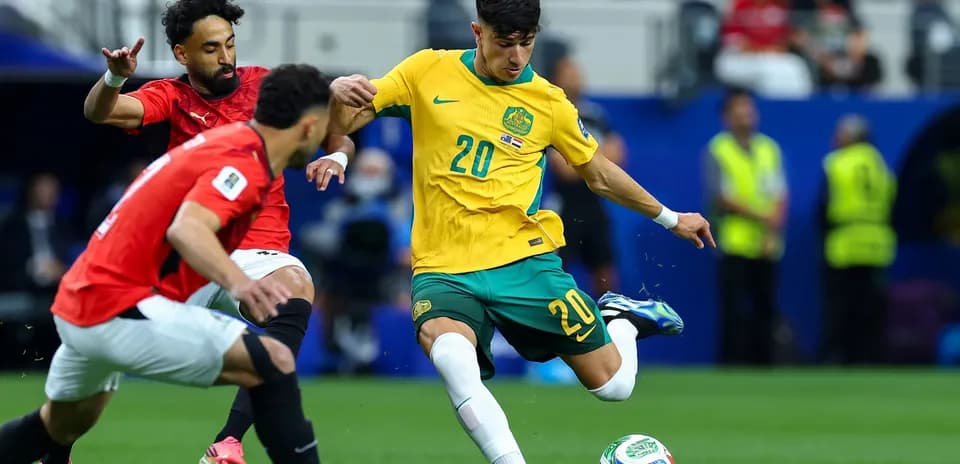 Joueur australien dribblant un adversaire égyptien