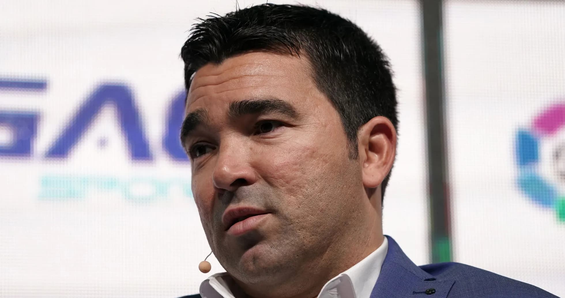 Homme parlant lors d'une conférence avec un microphone