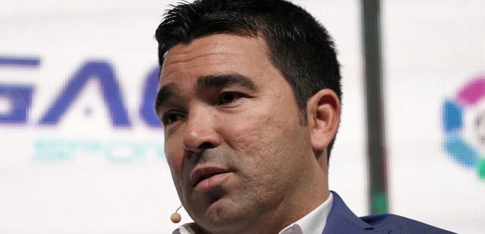 Homme parlant lors d'une conférence avec un microphone