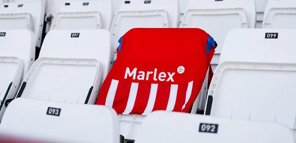 Maillot rouge avec rayures sur un siège vide