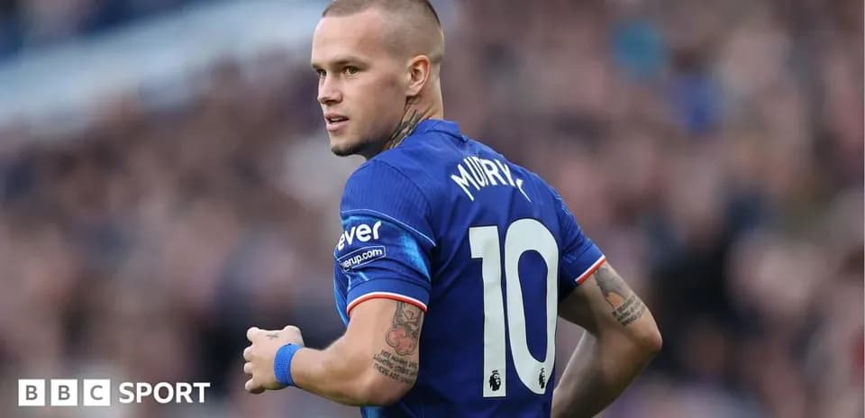 Joueur en maillot bleu avec le numéro 10