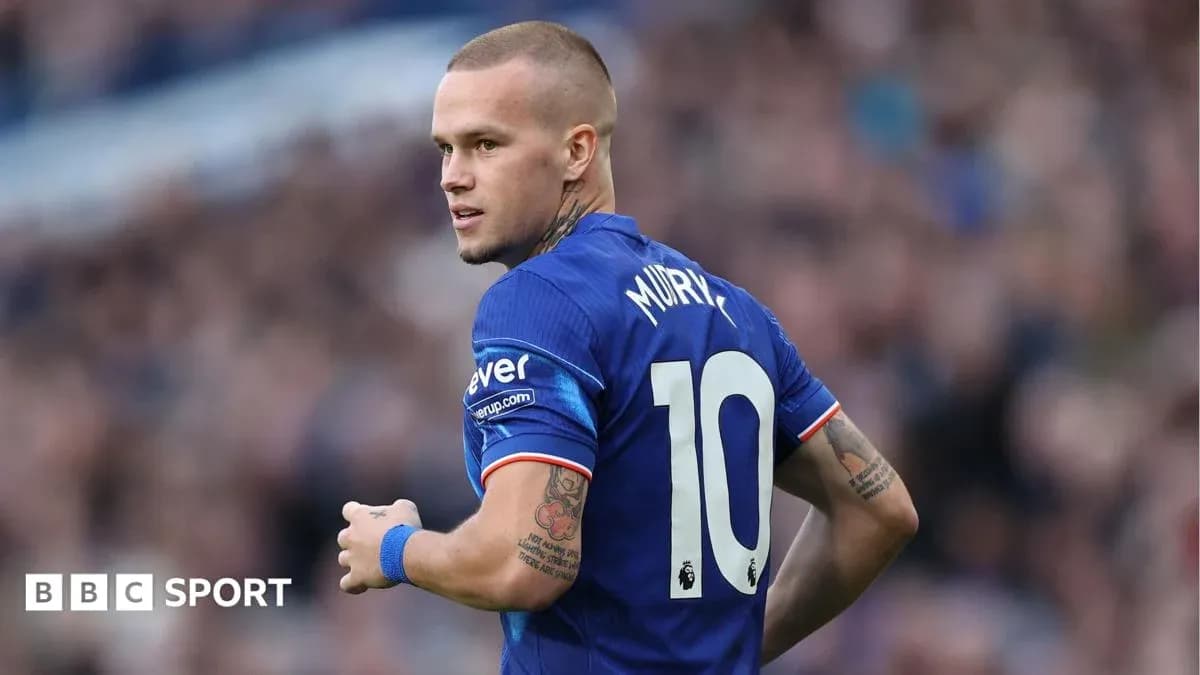 Joueur en maillot bleu avec le numéro 10