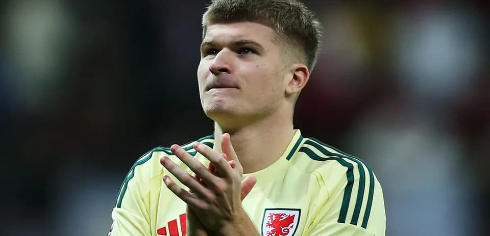 Joueur applaudissant après un match avec l'équipe du pays de Galles