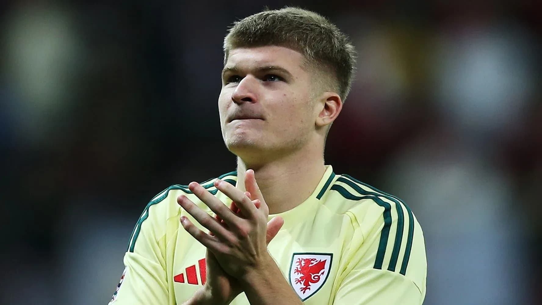 Joueur applaudissant après un match avec l'équipe du pays de Galles