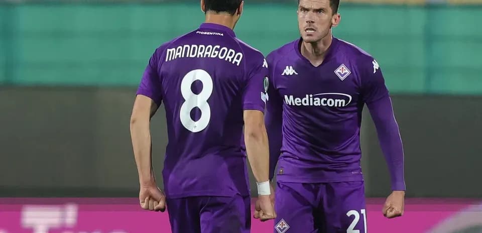 Deux joueurs de la Fiorentina célébrant ensemble