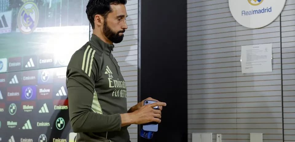 Joueur de Real Madrid entrant avec une bouteille d'eau