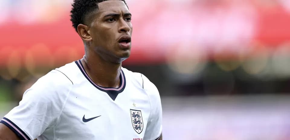 Joueur en maillot de l'Angleterre sur le terrain