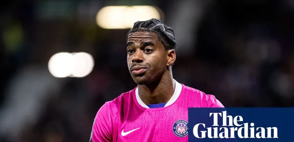 Gardien de but en maillot rose sur le terrain