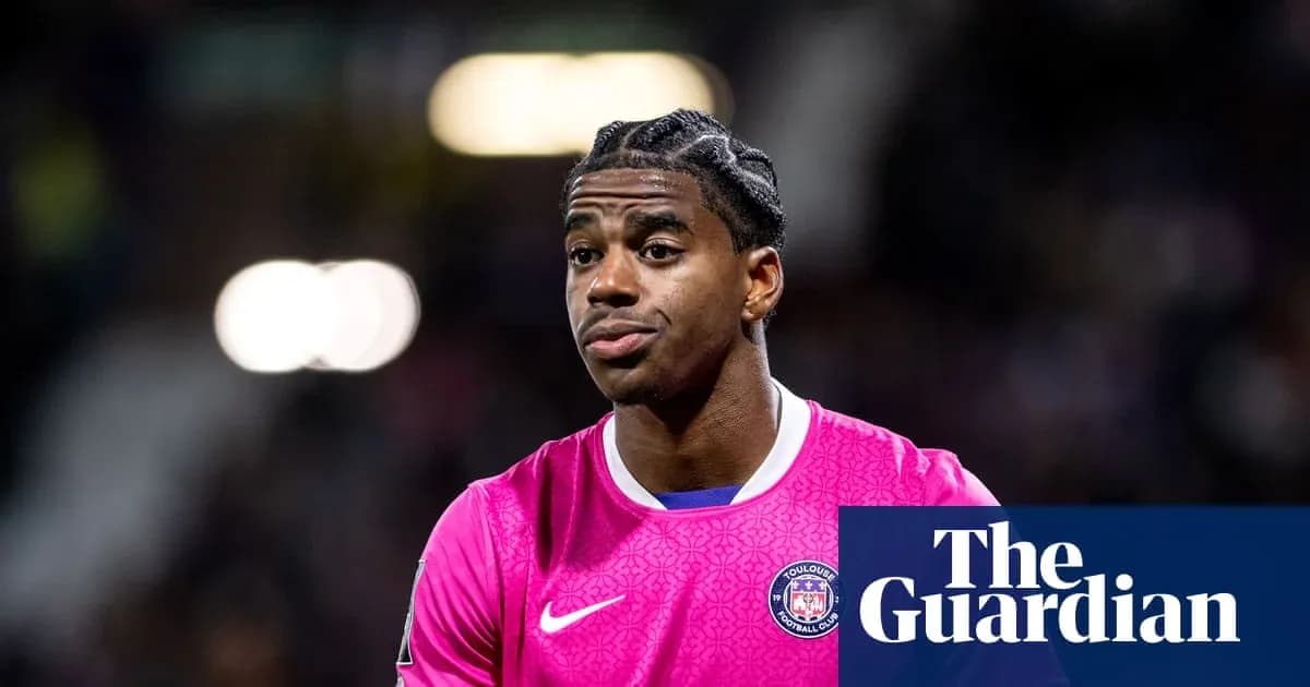 Gardien de but en maillot rose sur le terrain