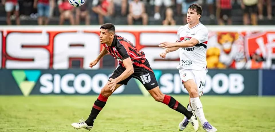 Joueur de Sao Paulo en action contre Vitoria