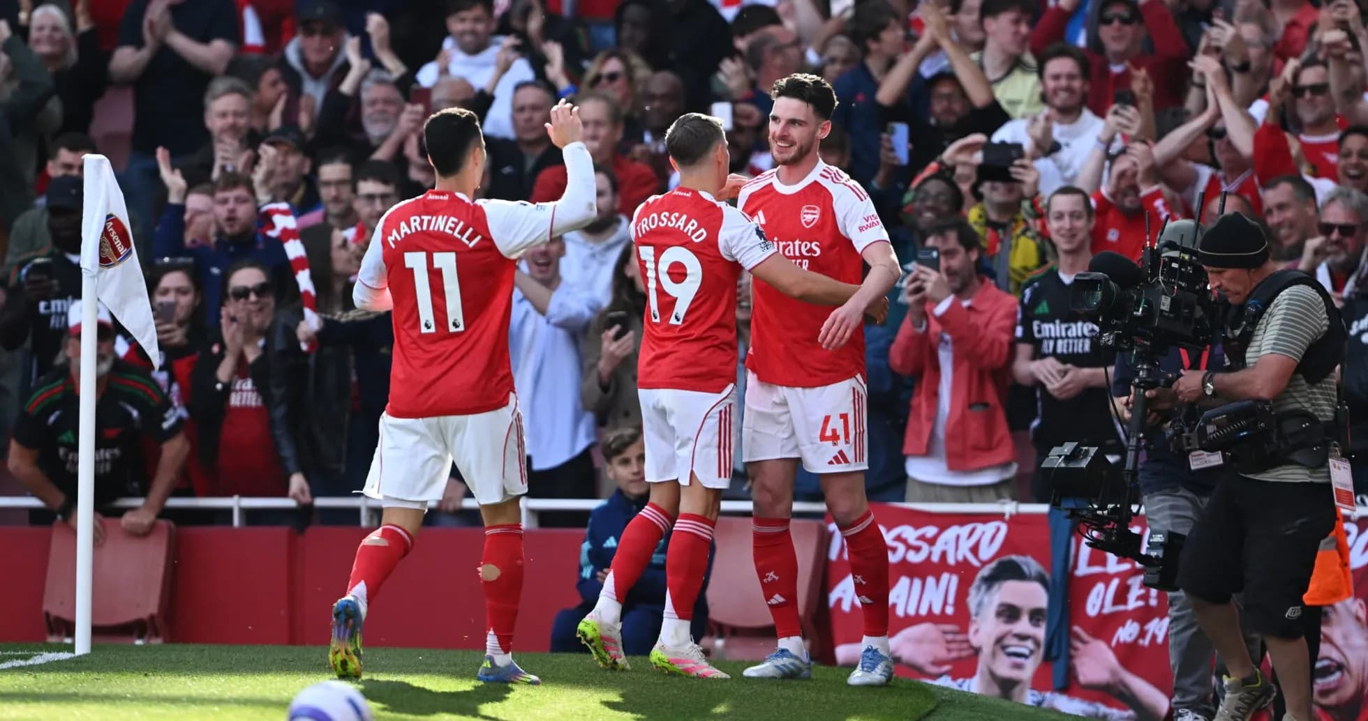 Joueurs d'Arsenal célèbrent un but