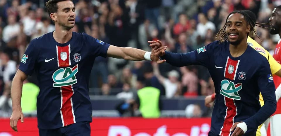 Joueurs du PSG célébrant un but ensemble