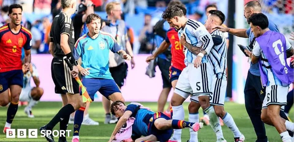 Joueurs argentins et espagnols se disputant sur le terrain