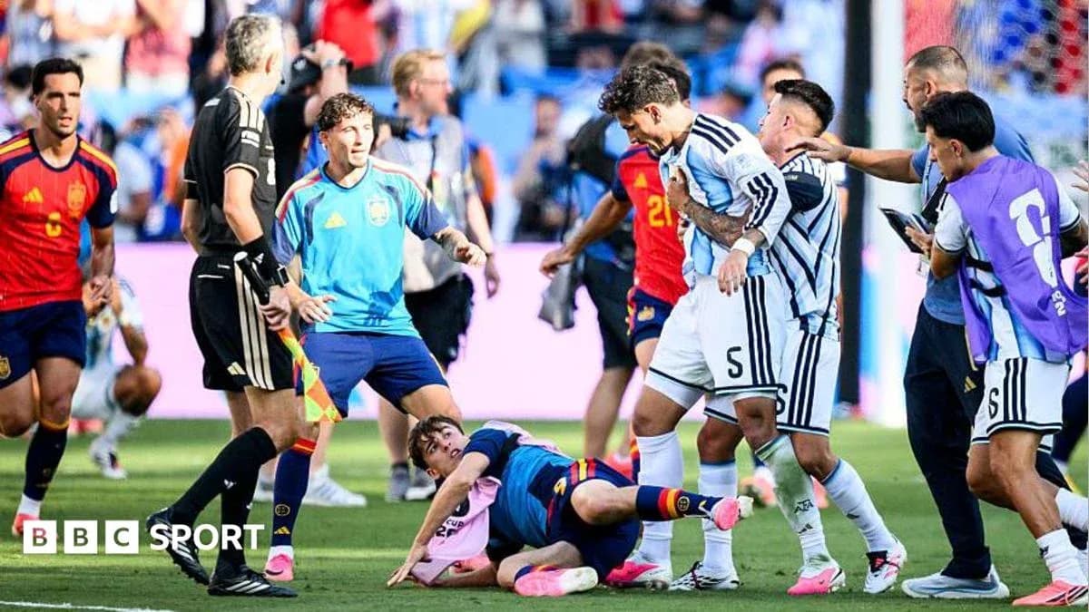 Joueurs argentins et espagnols se disputant sur le terrain