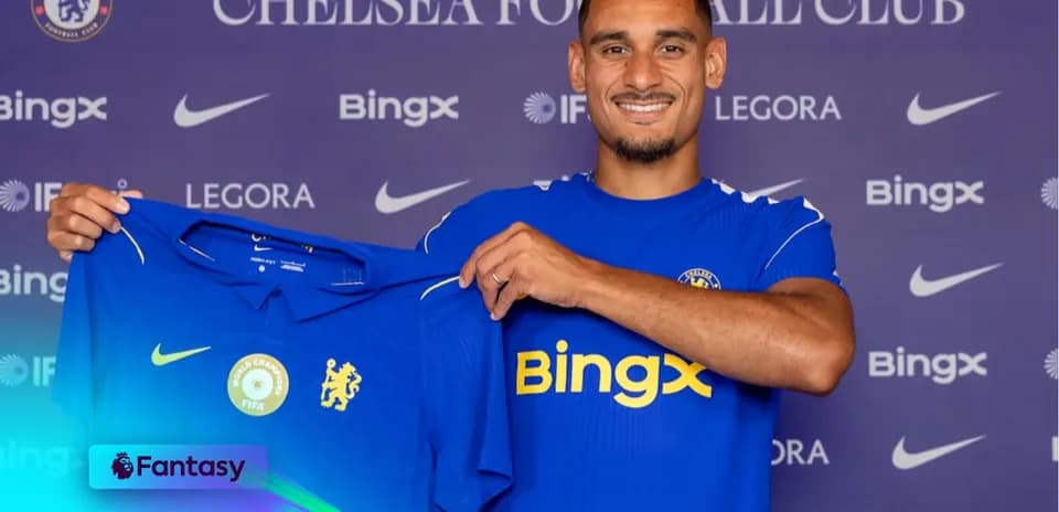 Joueur présentant le maillot de Chelsea FC
