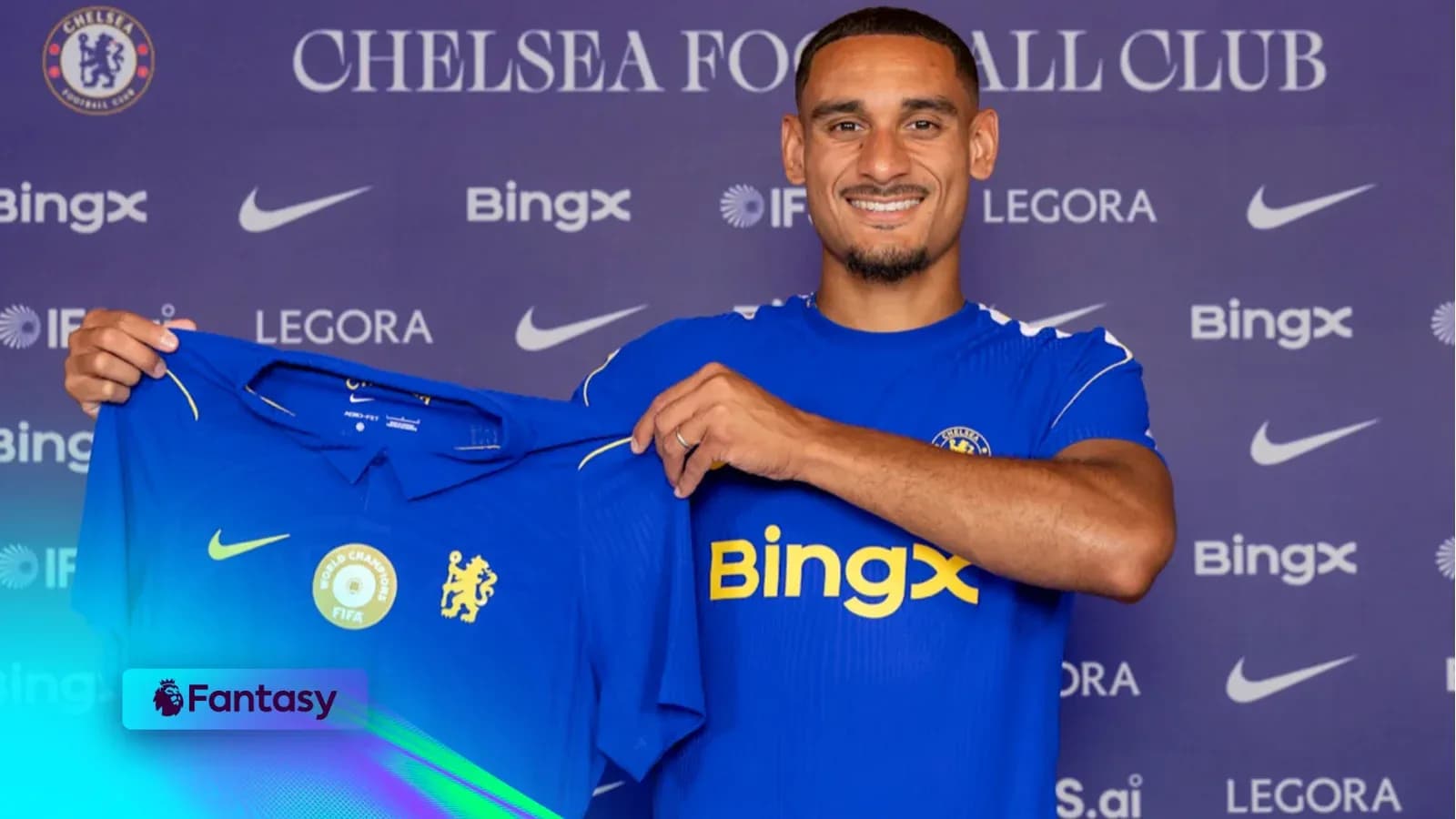 Joueur présentant le maillot de Chelsea FC