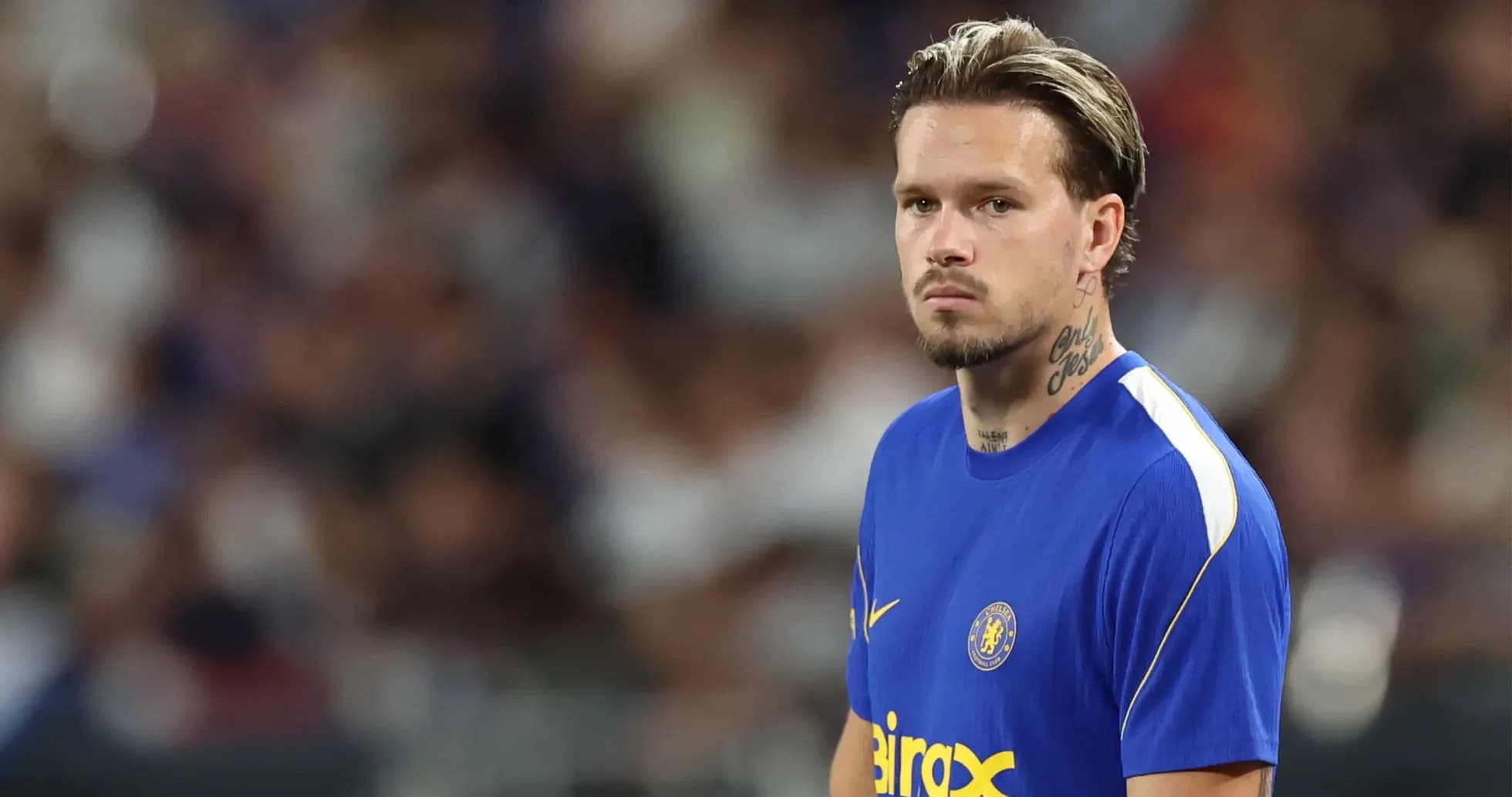 Joueur portant un maillot bleu de Chelsea sur le terrain