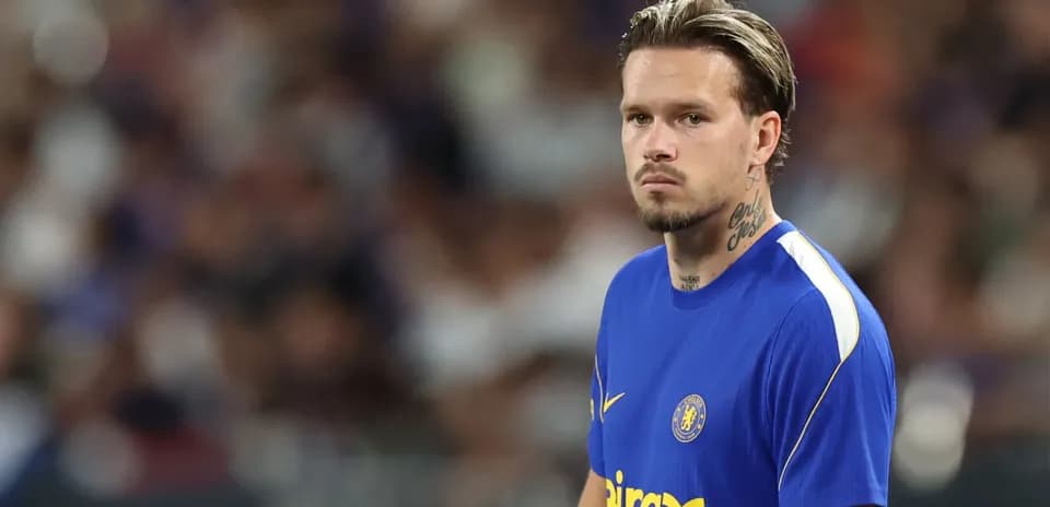 Joueur portant un maillot bleu de Chelsea sur le terrain