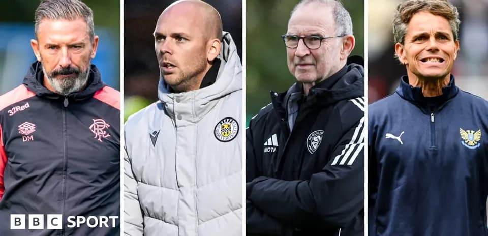 Quatre entraîneurs de football en discussion sur le terrain